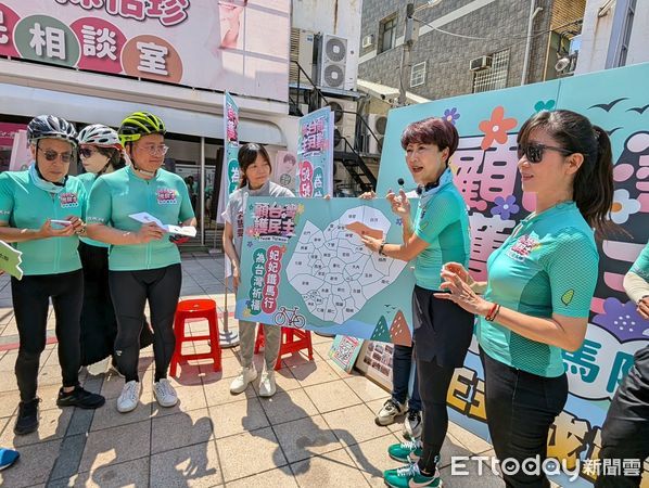 ▲立委陳亭妃於台南府城隍廟前宣佈鐵馬祈福行動，號召民眾端午節連假一同騎進37區，為台灣民主集氣。（記者林東良翻攝，下同）