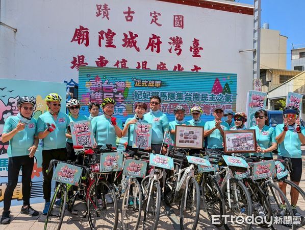 ▲立委陳亭妃於台南府城隍廟前宣佈鐵馬祈福行動，號召民眾端午節連假一同騎進37區，為台灣民主集氣。（記者林東良翻攝，下同）