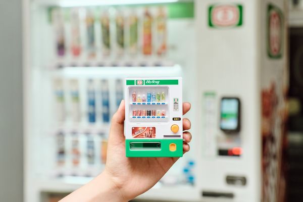 ▲▼黑松推出100周年紀念周邊「迷你自動販賣機」爆紅。（圖／業者提供）