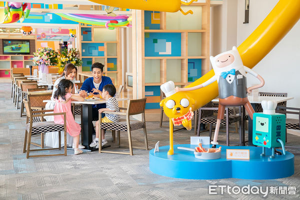 ▲和逸飯店•台南西門館總監吳玉菁代表捐贈900組兒童沐浴物資，世界展望會南區主任黃美珍回贈感謝狀，小朋友親手繪製卡片表達謝意。（記者林東良翻攝，下同）