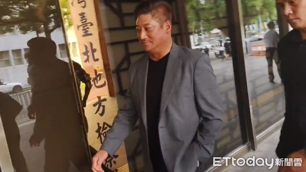 ▲▼檢察官聲請電子監控辜仲諒，辜仲諒現身北院。（圖／記者黃哲民翻攝）