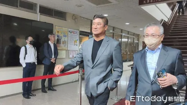 ▲▼辜仲諒因涉犯澄清湖大樓購地案，一審被台北地院判刑7年8月，今（27日）再被法官傳訊後，裁定加碼配戴個案手機定時自拍報到防逃，深夜10點多辦妥手續離開。（圖／記者黃哲民攝）