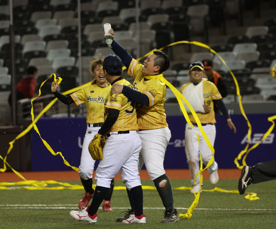 ▲▼  大巨蛋首場女子棒球賽! 前奧運國手李秋靜扮演逆轉功臣率隊奪金 站上大巨蛋做夢都會笑           。（圖／大會提供）
