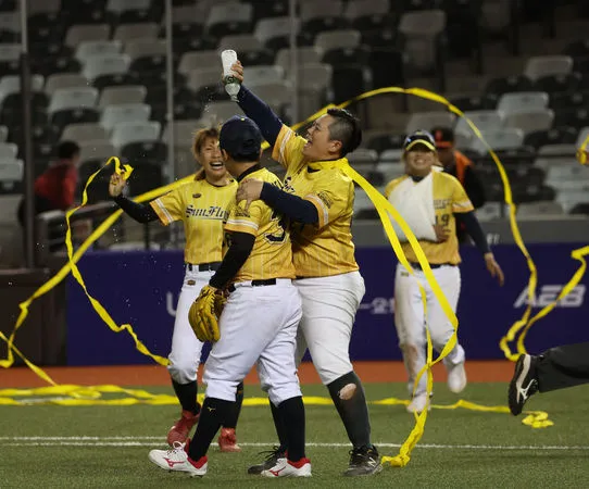 ▲▼  大巨蛋首場女子棒球賽! 前奧運國手李秋靜扮演逆轉功臣率隊奪金 站上大巨蛋做夢都會笑           。（圖／大會提供）