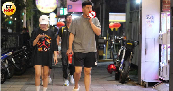 愛的捕手1／樂天女孩卉妮跨隊約會富邦魏全　大街上愛的小手偷襲翹臀