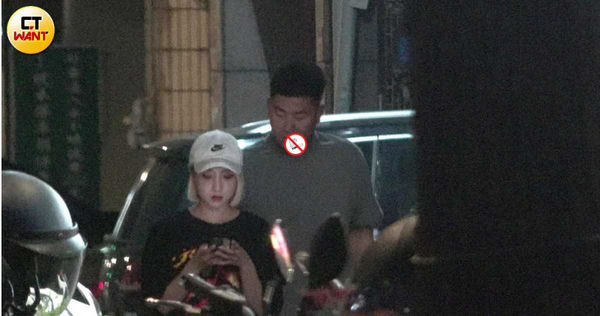 愛的捕手1／樂天女孩卉妮跨隊約會富邦魏全　大街上愛的小手偷襲翹臀