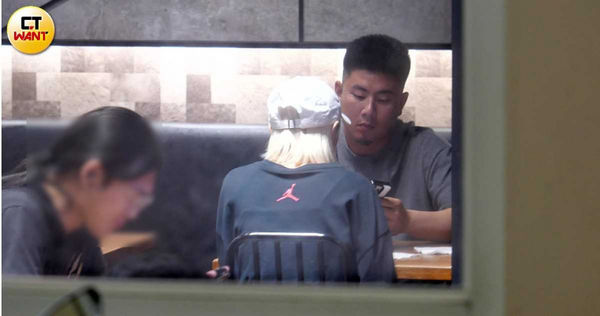 愛的捕手1／樂天女孩卉妮跨隊約會富邦魏全　大街上愛的小手偷襲翹臀