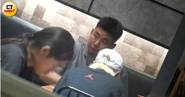 愛的捕手1／樂天女孩卉妮跨隊約會富邦魏全　大街上愛的小手偷襲翹臀