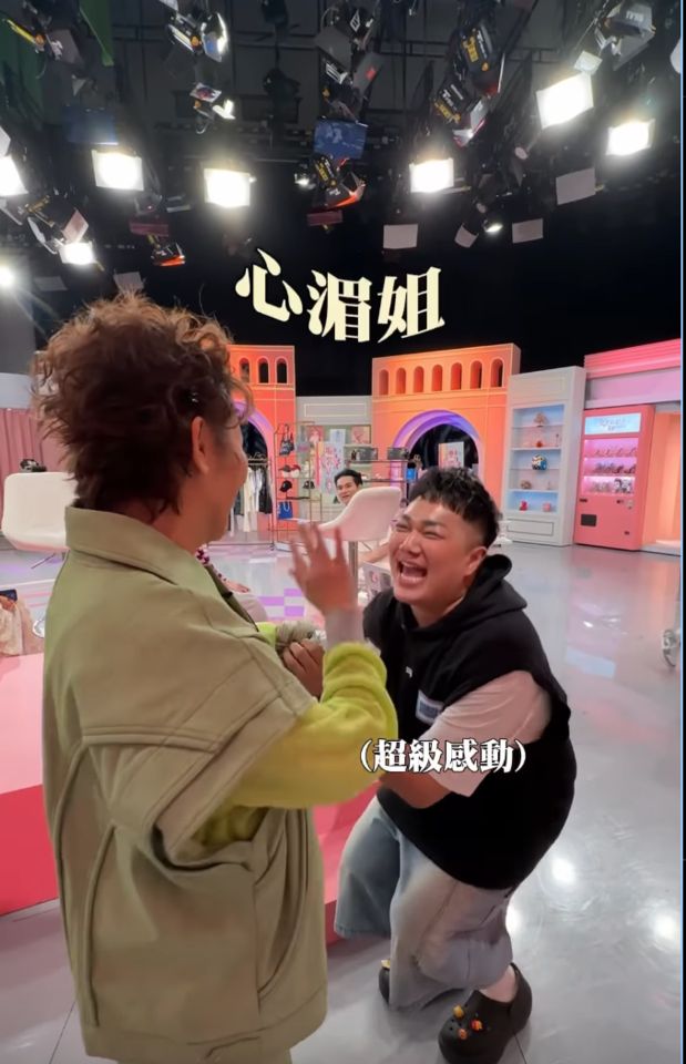 ▲▼關韶文收到藍心湄送的包包超感動。（圖／翻攝關韶文IG）