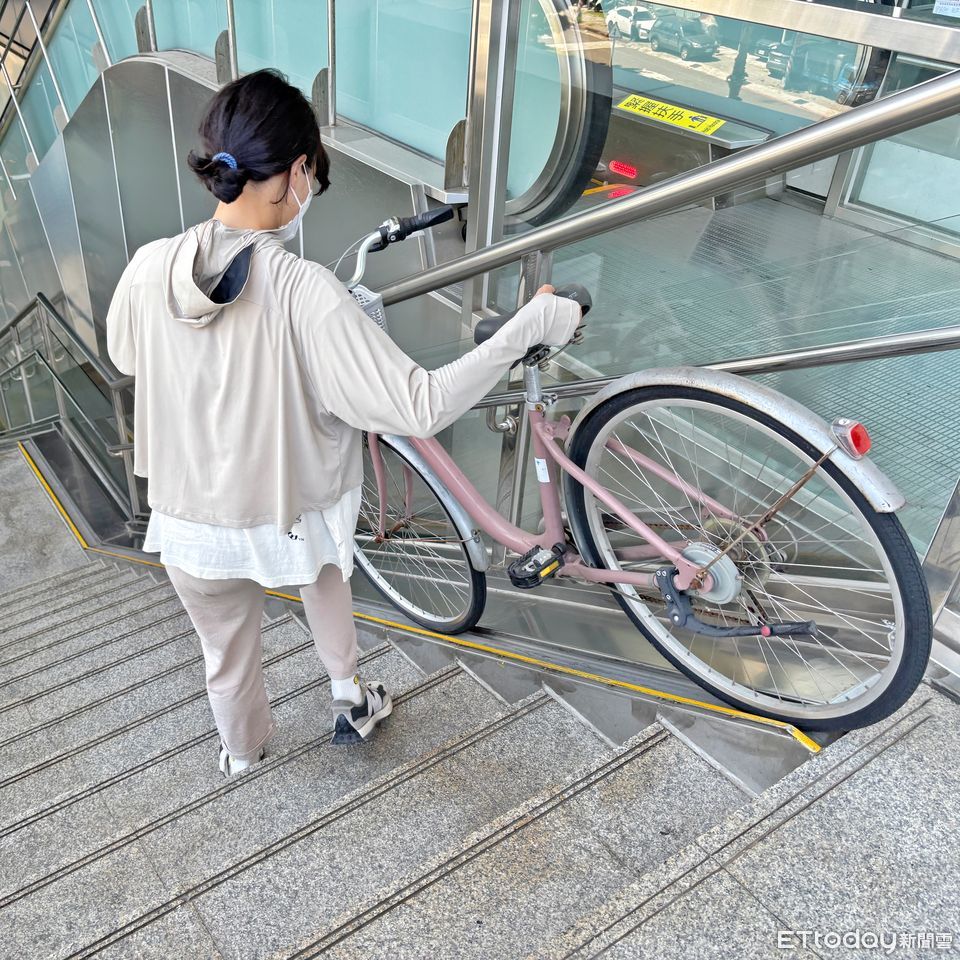 台鐵12個「兩鐵車站」設自行車牽引道　鳳山站導入視覺化標示