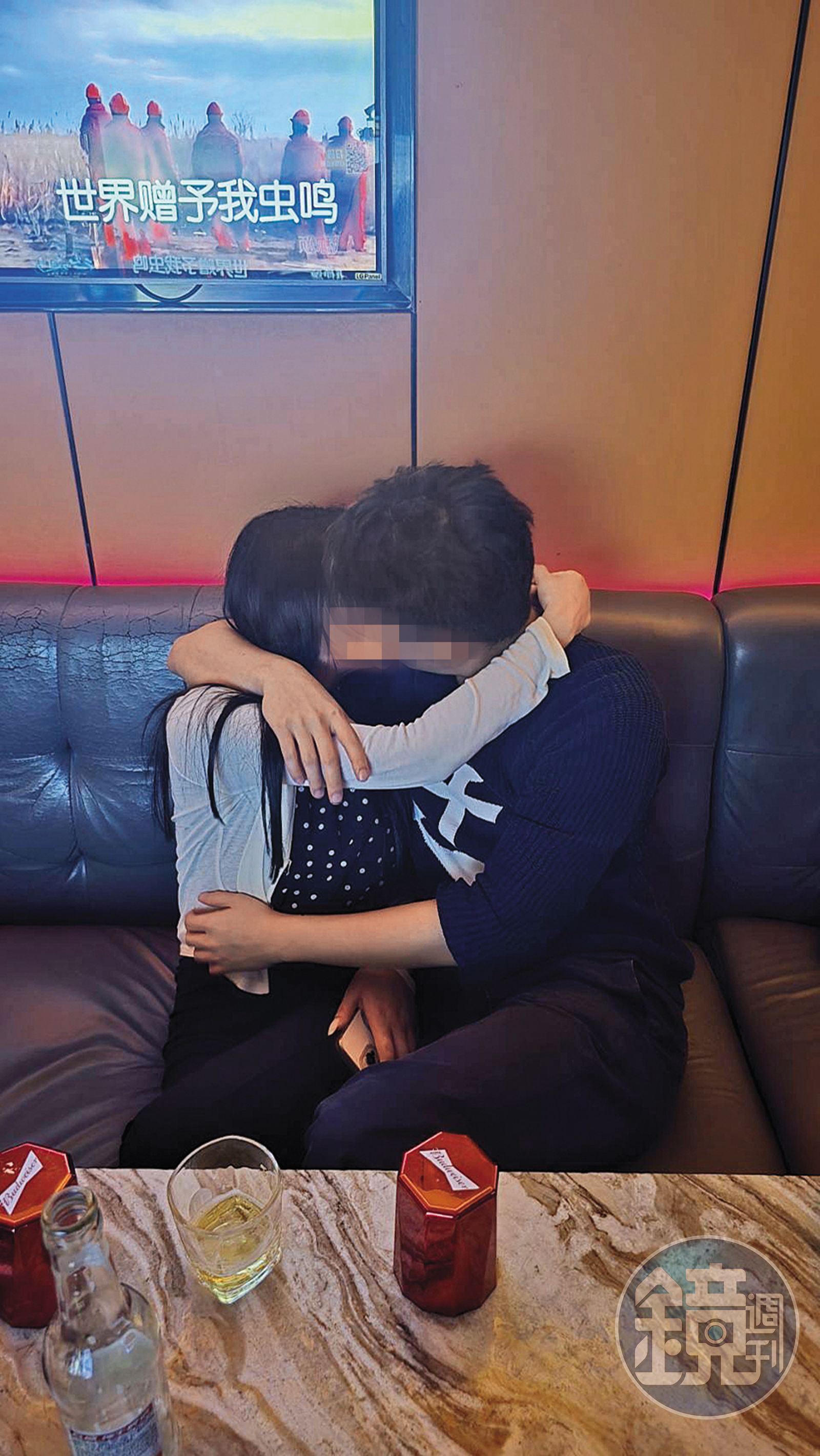 喬天鼎在旅遊群組中，不忘幫友人拍下照片留念。（讀者提供）