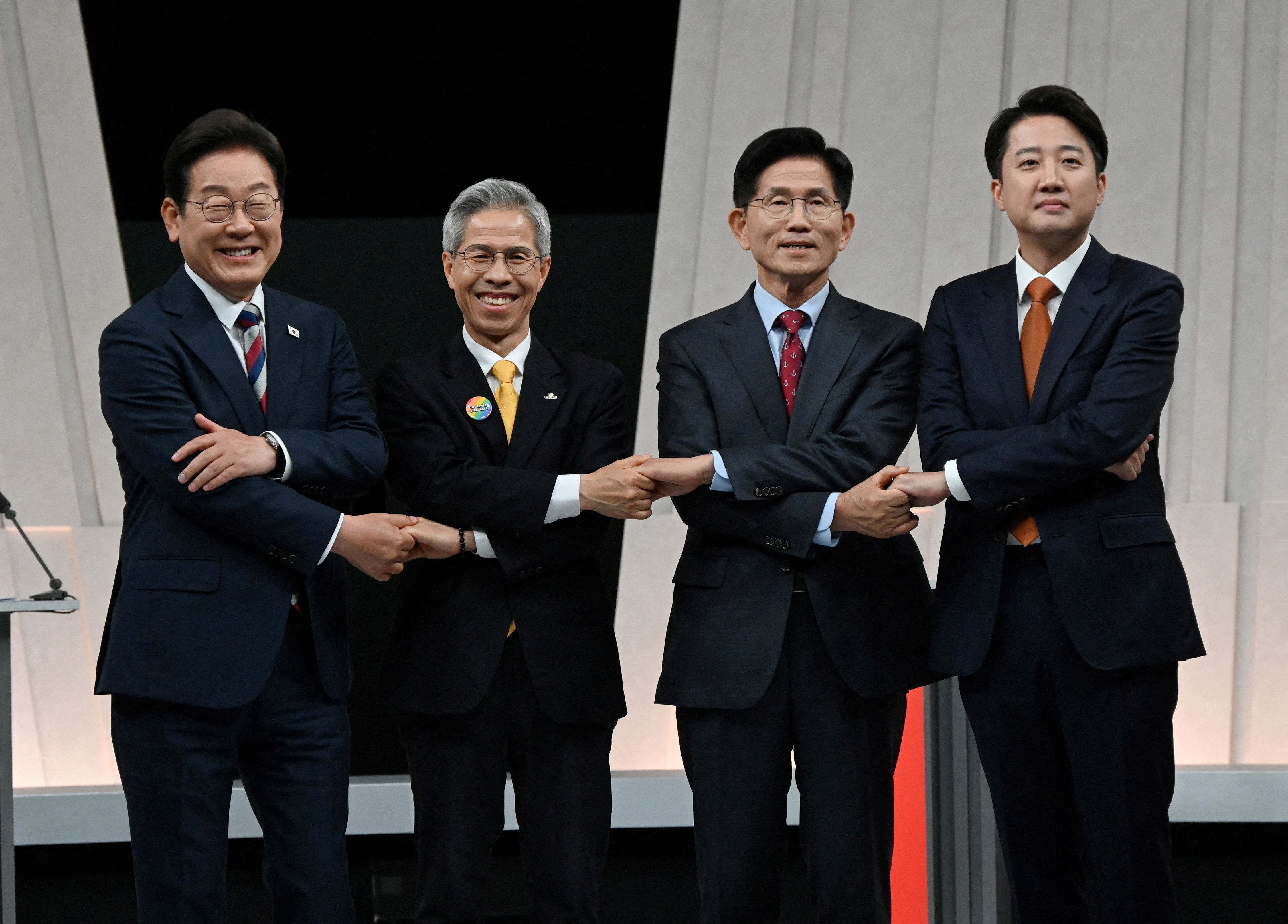 ▲▼共同民主黨李在明、民主勞動黨權英國、國民力量金文洙、改革新黨李俊錫27日晚間進行第3場電視辯論。（圖／路透）