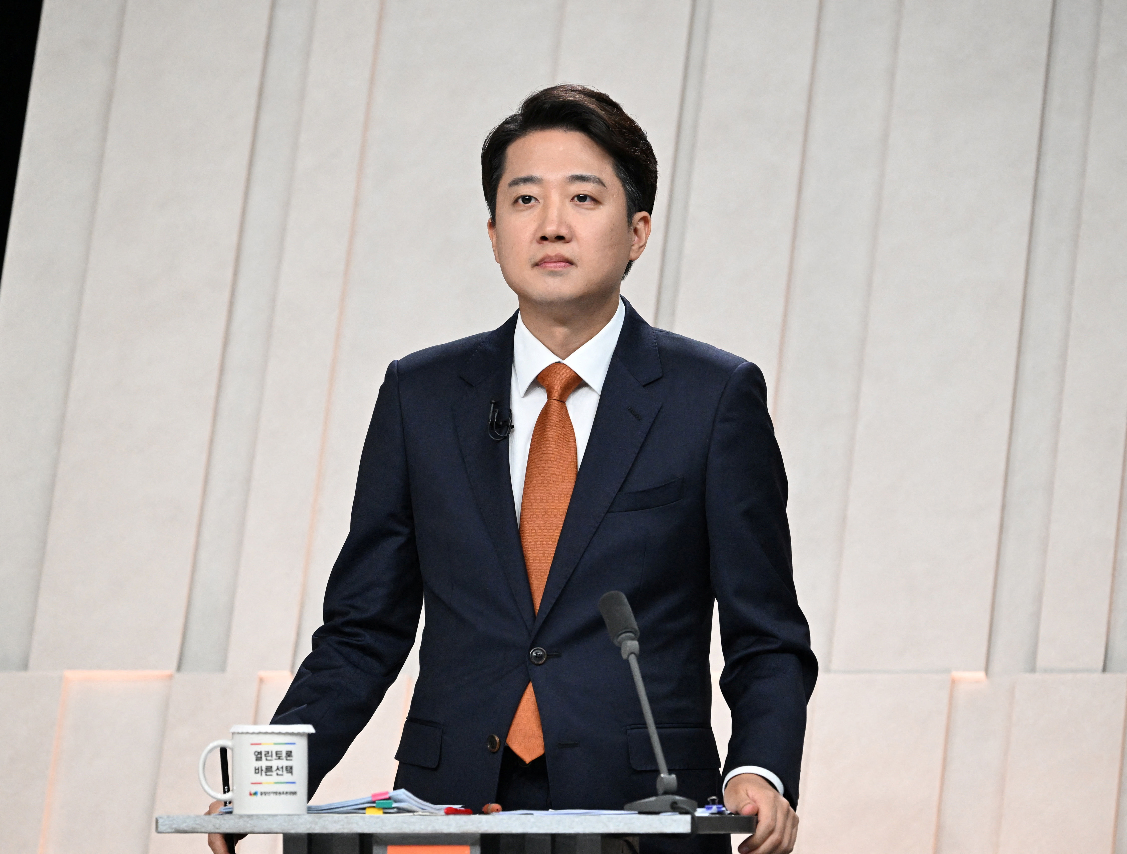 ▲▼南韓改革新黨候選人李俊錫在辯論會以涉及侮辱女性的粗鄙言論向對手發問，引發反彈。（圖／路透）