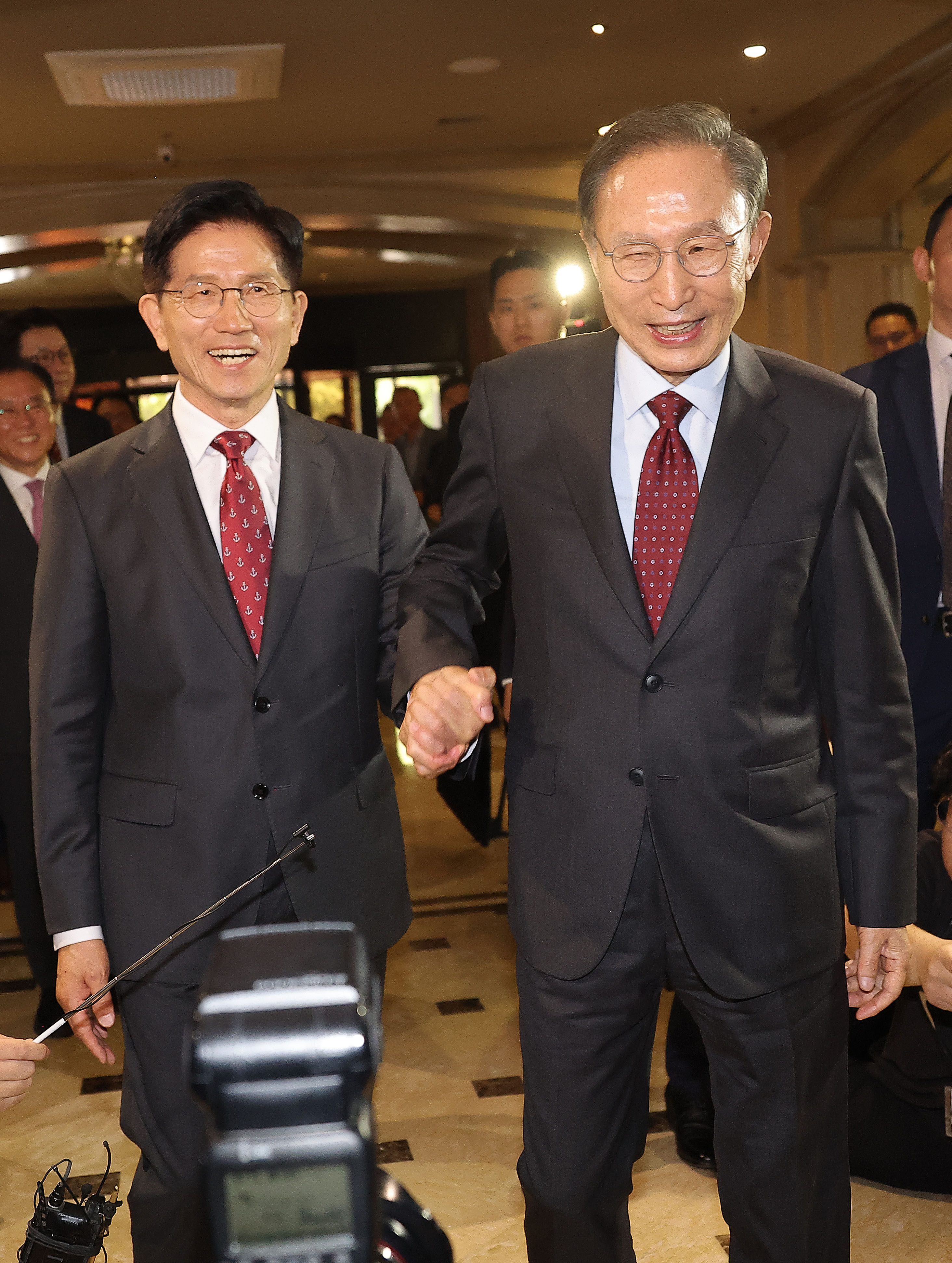 ▲▼金文洙接連會晤前總統李明博、朴槿惠，也是造成支持率下跌的原因。（圖／達志影像／newscom）