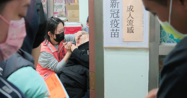 新冠疫情再掀高峰，專家認為與病毒進化、傳播力強有關，研判感染潮會延燒較長的時間。（示意圖／報系資料照）