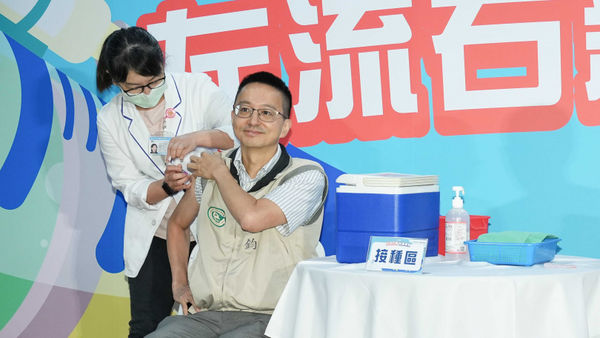 疾管署副署長羅一鈞認為疫情高峰將落在6月，呼籲危險族群應趕緊接種疫苗增強免疫力。（圖／報系資料照）