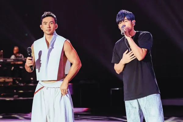 劉畊宏（左）和周杰倫（右）20多年交情未減，不時擔任演唱會嘉賓。（翻攝自劉畊宏微博）