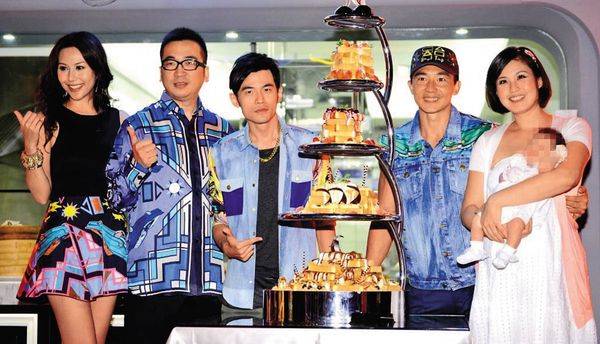 2013年，周杰倫（左三）和劉畊宏（右二）、王世均（左二）合作開天台食堂餐廳。（天台食堂提供）
