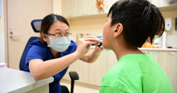 新一波疫情高峰中，兒少族群確診人數迅速激增，醫師認為與病毒傳播力變強有關，呼籲家長注意孩子不適症狀預防重症。（示意圖／報系資料照）