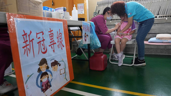 醫師認為新一波新冠感染症狀相當多變，難以第一時間確認，呼籲先接種疫苗較能降低重症機率。（圖／報系資料照）