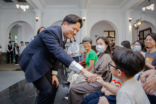 ▲代理市長邱臣遠與小朋友擊掌。（圖／新竹市政府提供）