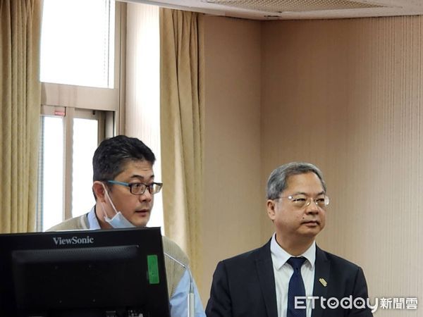 ▲▼行政院秘書長龔明鑫、主計總處公務預算處專委吳銘修出席內政委員會。（圖／記者陳家祥攝）