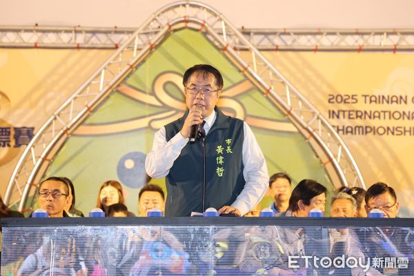 ▲2025台南國際龍舟錦標賽於台南運河安億橋至承天橋熱鬧登場，開幕夜水火交織、氣氛沸騰。（記者林東良翻攝，下同）