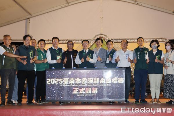 ▲2025台南國際龍舟錦標賽於台南運河安億橋至承天橋熱鬧登場，開幕夜水火交織、氣氛沸騰。（記者林東良翻攝，下同）