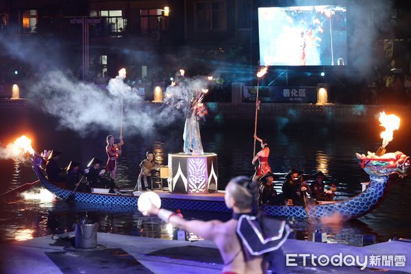 ▲2025台南國際龍舟錦標賽於台南運河安億橋至承天橋熱鬧登場，開幕夜水火交織、氣氛沸騰。（記者林東良翻攝，下同）