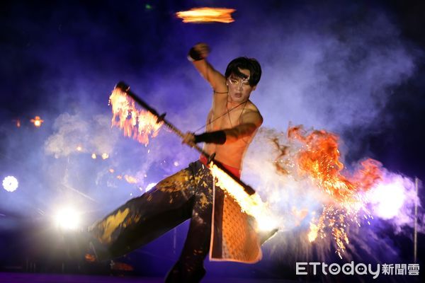 ▲2025台南國際龍舟錦標賽於台南運河安億橋至承天橋熱鬧登場，開幕夜水火交織、氣氛沸騰。（記者林東良翻攝，下同）