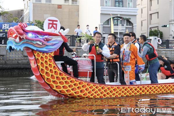 ▲2025台南國際龍舟錦標賽於台南運河安億橋至承天橋熱鬧登場，開幕夜水火交織、氣氛沸騰。（記者林東良翻攝，下同）