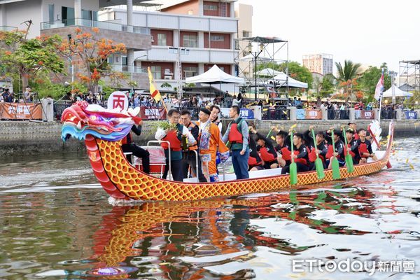 ▲2025台南國際龍舟錦標賽於台南運河安億橋至承天橋熱鬧登場，開幕夜水火交織、氣氛沸騰。（記者林東良翻攝，下同）