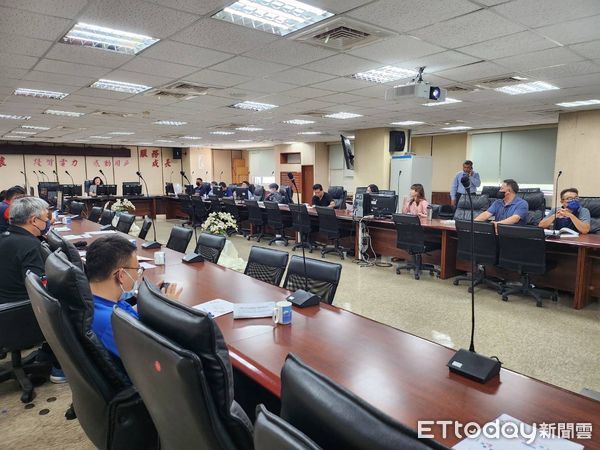 ▲台電台南區舉辦塑膠製造業用電座談會，專員逐桌說明節能與需量反應措施。（記者林東良翻攝，下同）