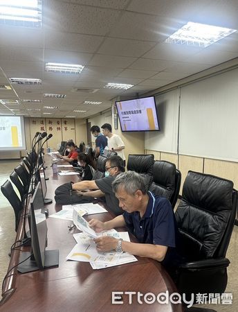 ▲台電台南區舉辦塑膠製造業用電座談會，專員逐桌說明節能與需量反應措施。（記者林東良翻攝，下同）