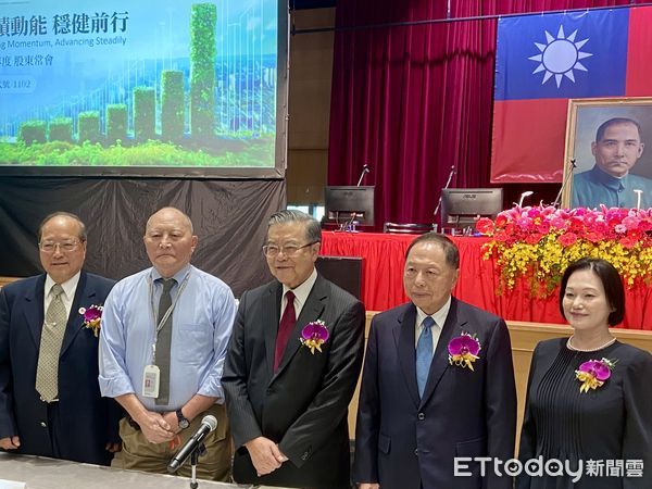 ▲亞泥總經理李坤炎（右二）、執行副總吳玲綾（右一）、董事徐旭平（左二）。（圖／記者廖婕妤攝）