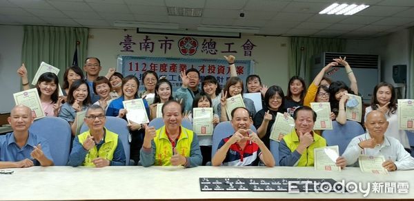 ▲徐晨琳與先生共同創業手作皮件品牌DUAL與Dualive飾品副牌，除自營工作室外，假日也會去市集擺攤，他們透過勞動部課程精進技術與人脈，走出中年創業新藍海。（圖／記者林東良翻攝，下同）