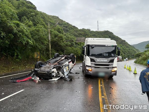 ▲▼ 基隆市安樂區北濱公路今(28)日清晨發生一起交通事故            。（圖／記者郭世賢翻攝）