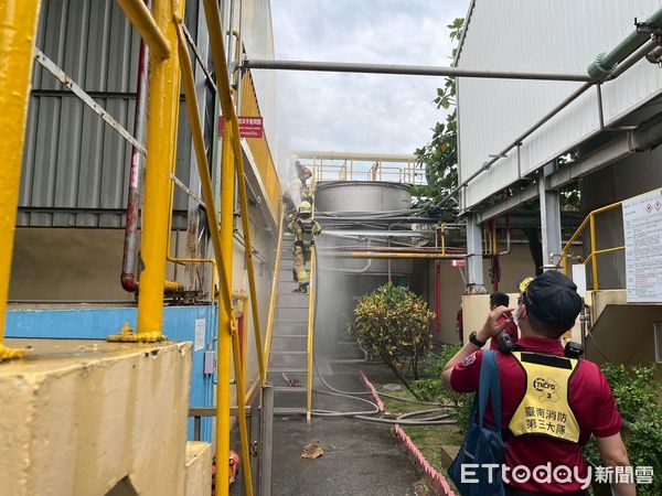 ▲南寳樹脂公司與台南市消防局第二、三大隊聯手進行大型防災演練，模擬地震引爆毒災火警多重災害。（圖／記者林東良翻攝，下同）