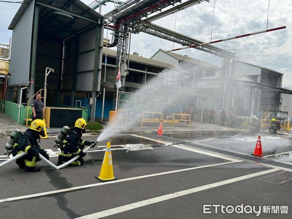 ▲南寳樹脂公司與台南市消防局第二、三大隊聯手進行大型防災演練，模擬地震引爆毒災火警多重災害。（圖／記者林東良翻攝，下同）