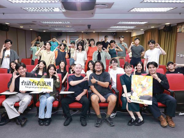 ▲《聽海湧》導演孫介珩、語言指導林良儒擔任「台語台表演班」客座講師。（圖／公視台語台提供）