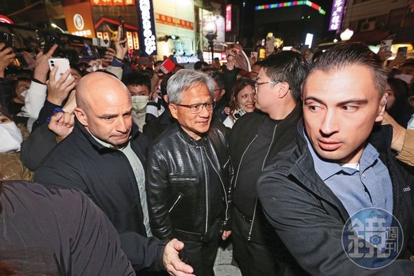 輝達創辦人黃仁勳來台行程永遠滿檔，所到之處必定駐足向大眾打招呼或受訪，逢粉絲更是簽名、拍照來者不拒。