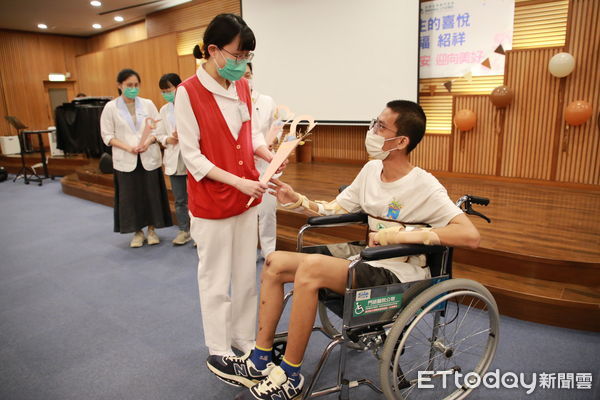 ▲出院前，院方特地為紹祥舉辦重生會 獻上滿滿祝福(門諾醫院提供下同)