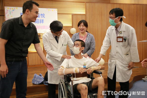 ▲出院前，院方特地為紹祥舉辦重生會 獻上滿滿祝福(門諾醫院提供下同)