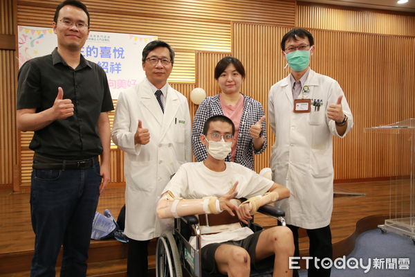 ▲出院前，院方特地為紹祥舉辦重生會 獻上滿滿祝福(門諾醫院提供下同)