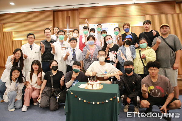 ▲出院前，院方特地為紹祥舉辦重生會 獻上滿滿祝福(門諾醫院提供下同)