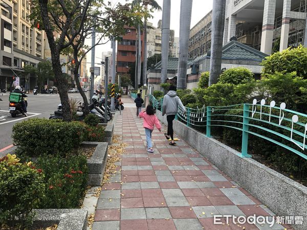 ▲市長黃偉哲27日主持南市道安會報，強調從工程、教育、執法三面向改善交通安全。（記者林東良翻攝，下同）