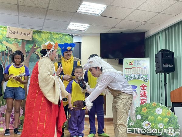 ▲台南市勞工局校園巡演活動進入龍崎國小，劇團演出《唐唐的白龍馬》，師生觀劇熱烈反應。（記者林東良翻攝，下同）