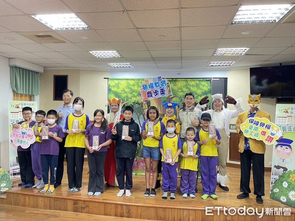 ▲台南市勞工局校園巡演活動進入龍崎國小，劇團演出《唐唐的白龍馬》，師生觀劇熱烈反應。（記者林東良翻攝，下同）