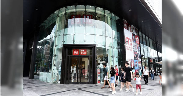 一名網友在Threads上發文，表示他每次到UNIQLO、Zara逛街時，試穿完衣服，都會自己拿去架上放，釣出一票服飾業店員回應。（示意圖／報系資料照）