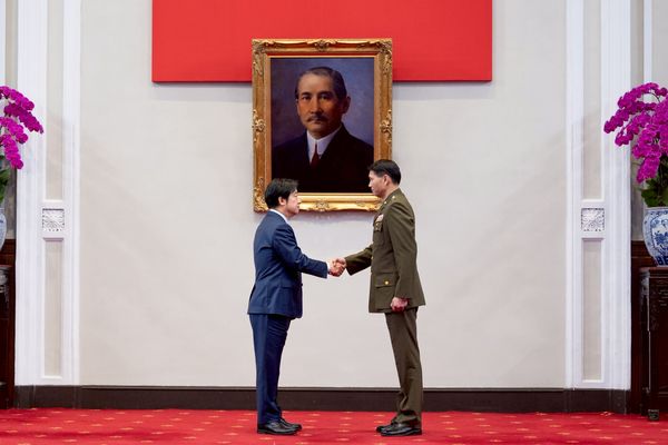 ▲▼總統賴清德主持將官晉任典禮，為晉任憲兵少將的李正義掛階。（圖／總統府提供）